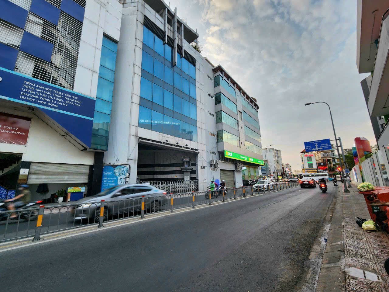 Hạ giá bán gấp MT ngay Hậu Giang,P4, Tân Bình, 8 x 22m,3 lầu, giá chỉ 28.8 tỷ.