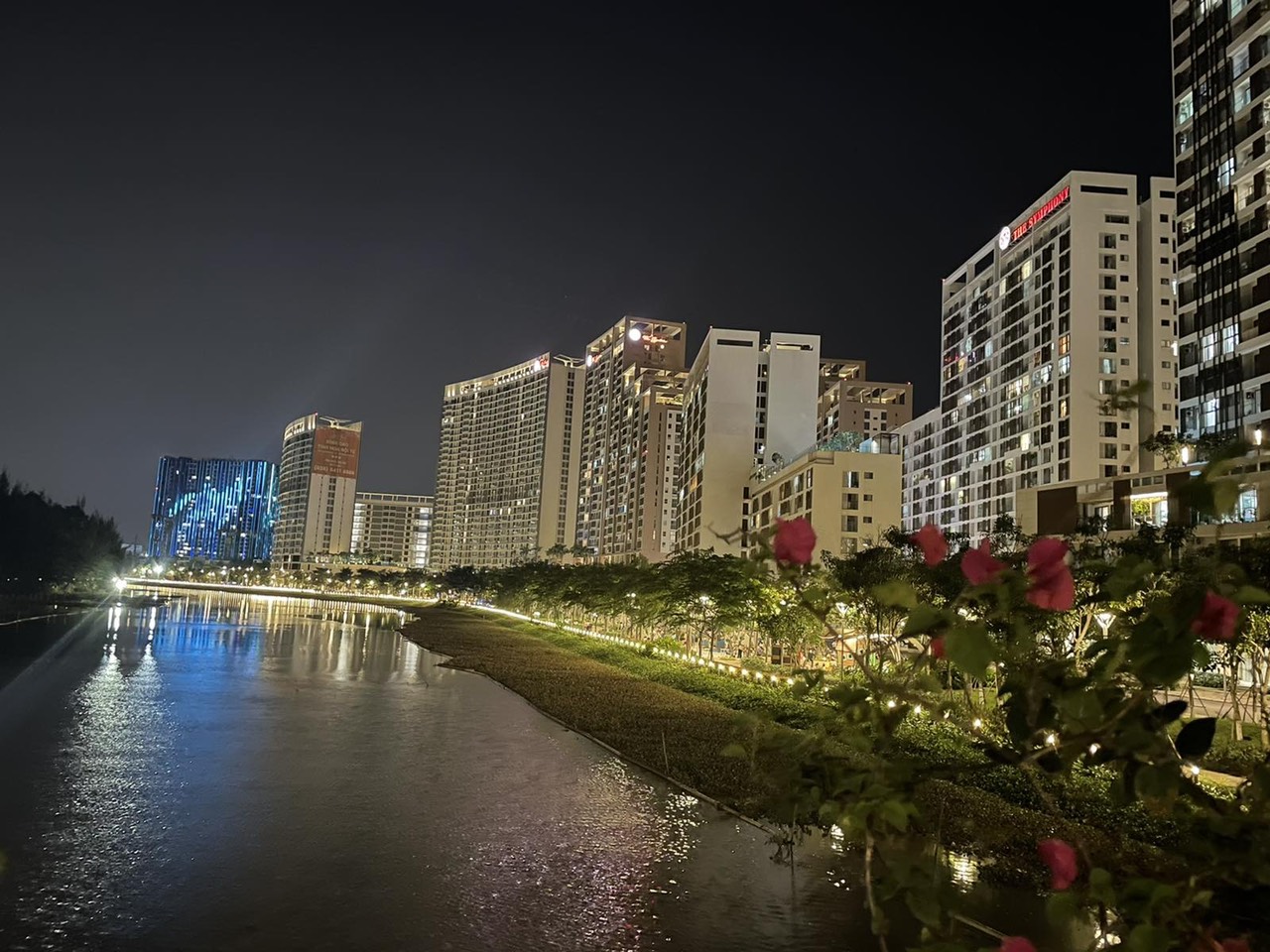 Giá chỉ 54 triệu/ m2 rẽ nhất chung cư Midtown, căn hộ 2PN diện tích 132m2 có sân vườn thoáng mát, ban công view sông Cả.