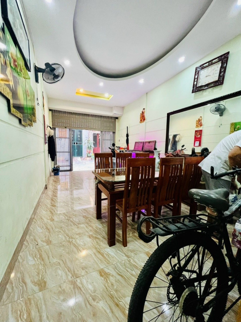 NHÀ MẶT NGÕ THUỘC MAI DỊCH. NHÀ ĐẸP, RỘNG RÃI, THOÁNG MÁT..