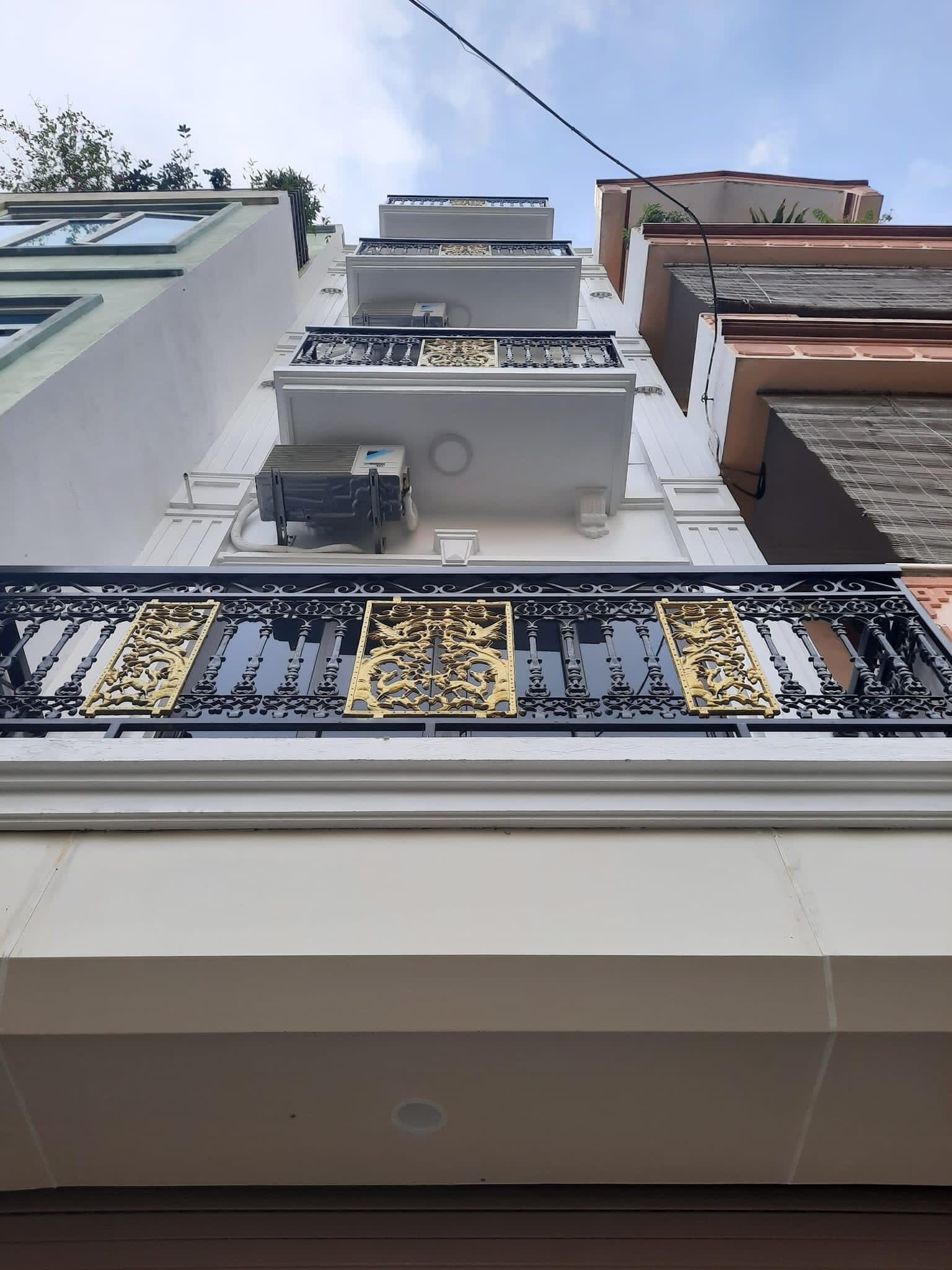 bán gấp căn nhà ngõ 73 Nguyễn Trãi, oto đỗ cửa, 34M 5T. Giá 5.8tỷ.