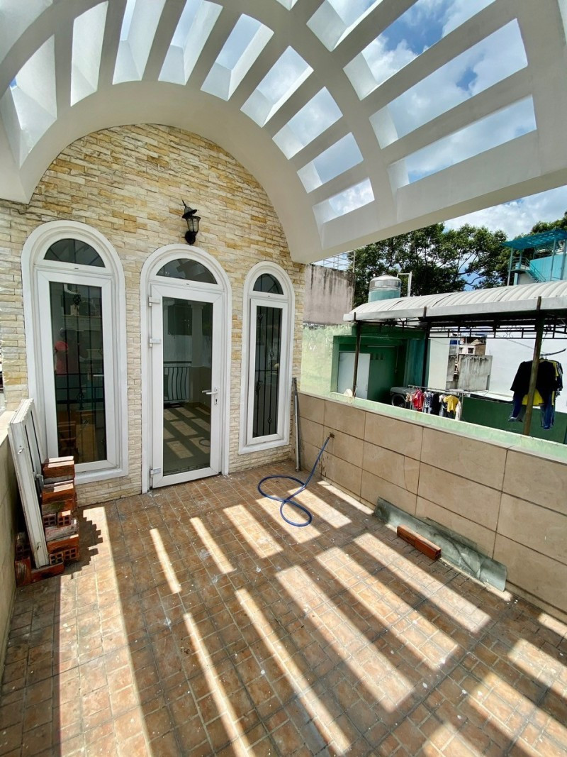 Bán nhà HXH gần Nhật Tảo, Quận 10, 5 tầng, 30m2, chỉ 5 tỷ hơn.