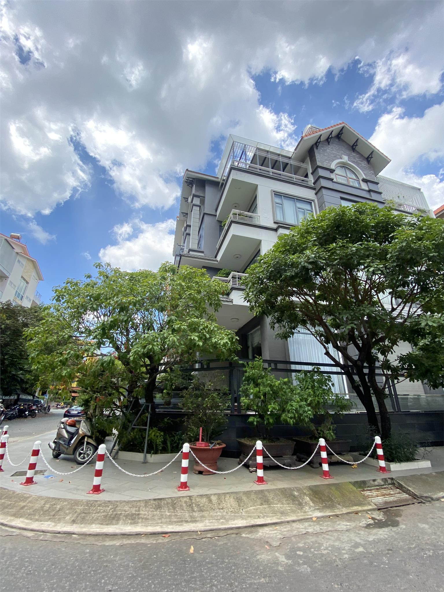 Góc 2MT Đường Lê Quang Định_Bình Thạnh_4,3X23M_Hầm trệt 4 lầu_26 tỷ.