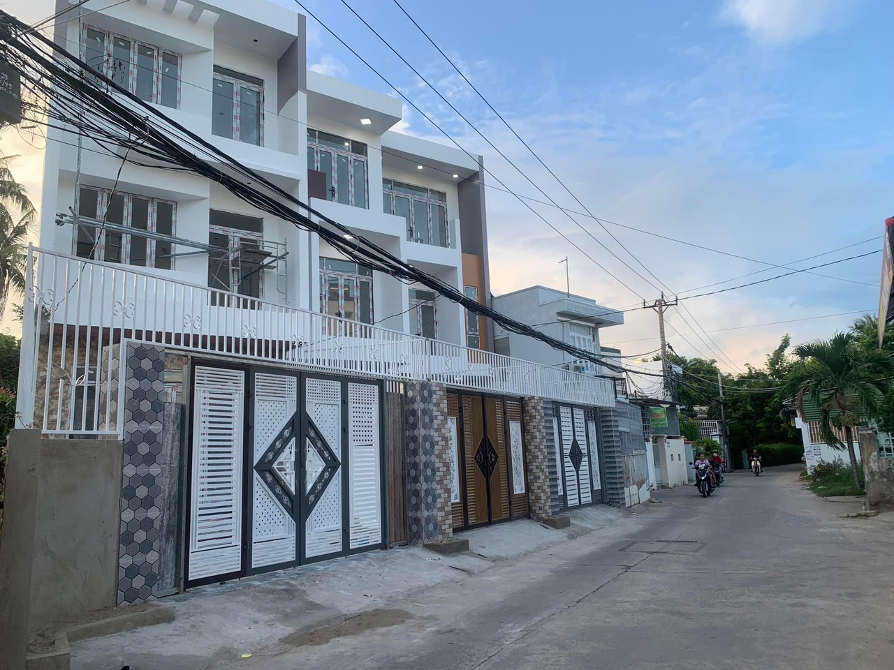 Bán 3 căn nhà liền kề đường ô tô tránh nhau gần 23/10.