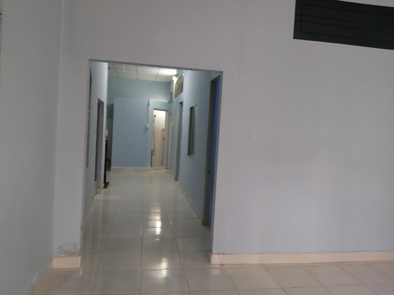 Cho thuê NNC cấp 4 + 1 lửng 3pn 2wc gần nhà thờ Xóm Chiếu Q4.Giá:12tr.