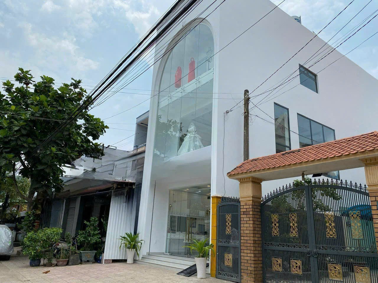 Bán nhà 3 lầu mới đẹp; Mặt Tiền đường Hàn Thuyên, An Bình chỉ 10 tỷ 500 triệu.