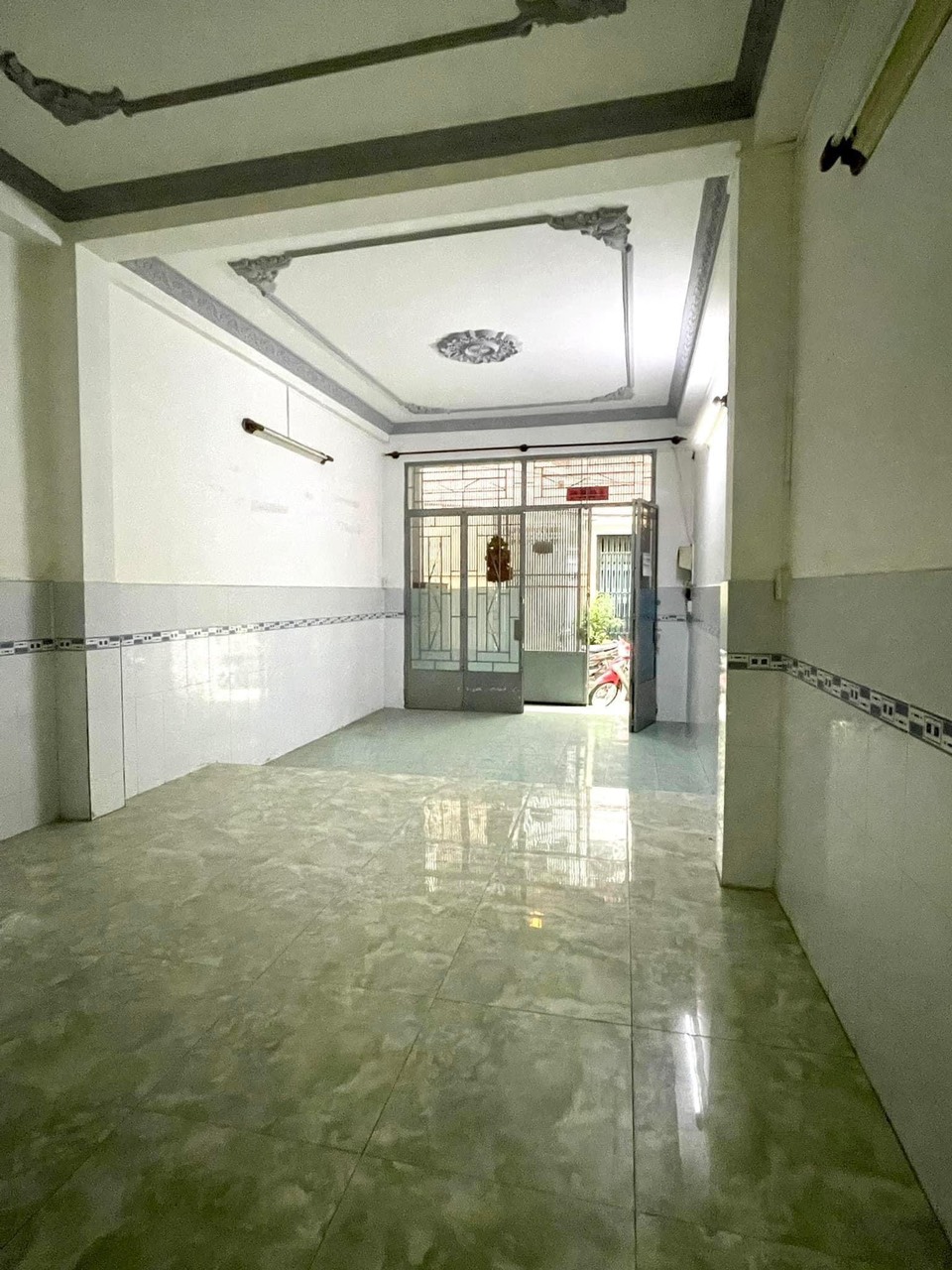 CHÍNH CHỦ TRANG BÌA- ÔTO NGỦ TRONG NHÀ – GIÁP QUẬN 7 – CÁCH QUẬN 1 QUẬN 4 CHỈ 1 CÂY CẦU.