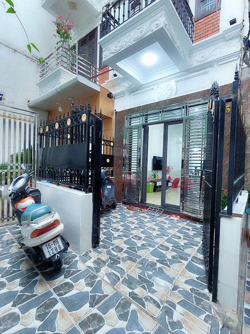 Bán nhà phố Lạch Tray 60m 3 tầng 3 ngủ GIÁ 3.25 tỉ ngõ nông.