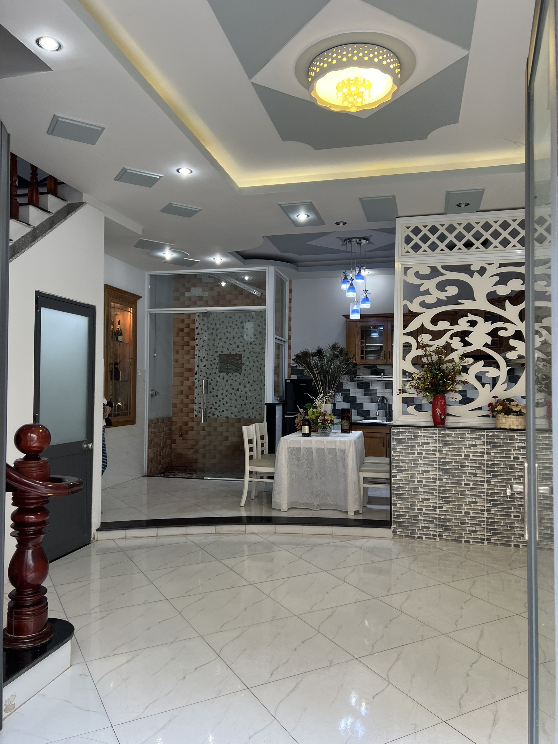 Cho thuê nhà 2 mặt tiền đường nội bộ Hoàng Văn Thụ, phường 7.