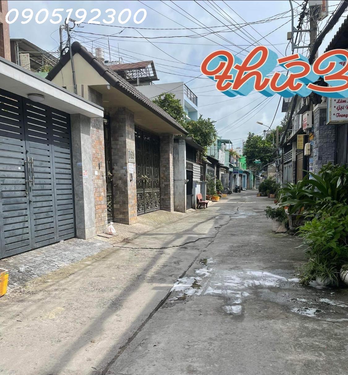 Nhà sát mặt tiền đường Phú Thọ Hòa, hẻm oto vào nhà. Nhà 1 trệt 1 lầu 6 phòng ngủ.