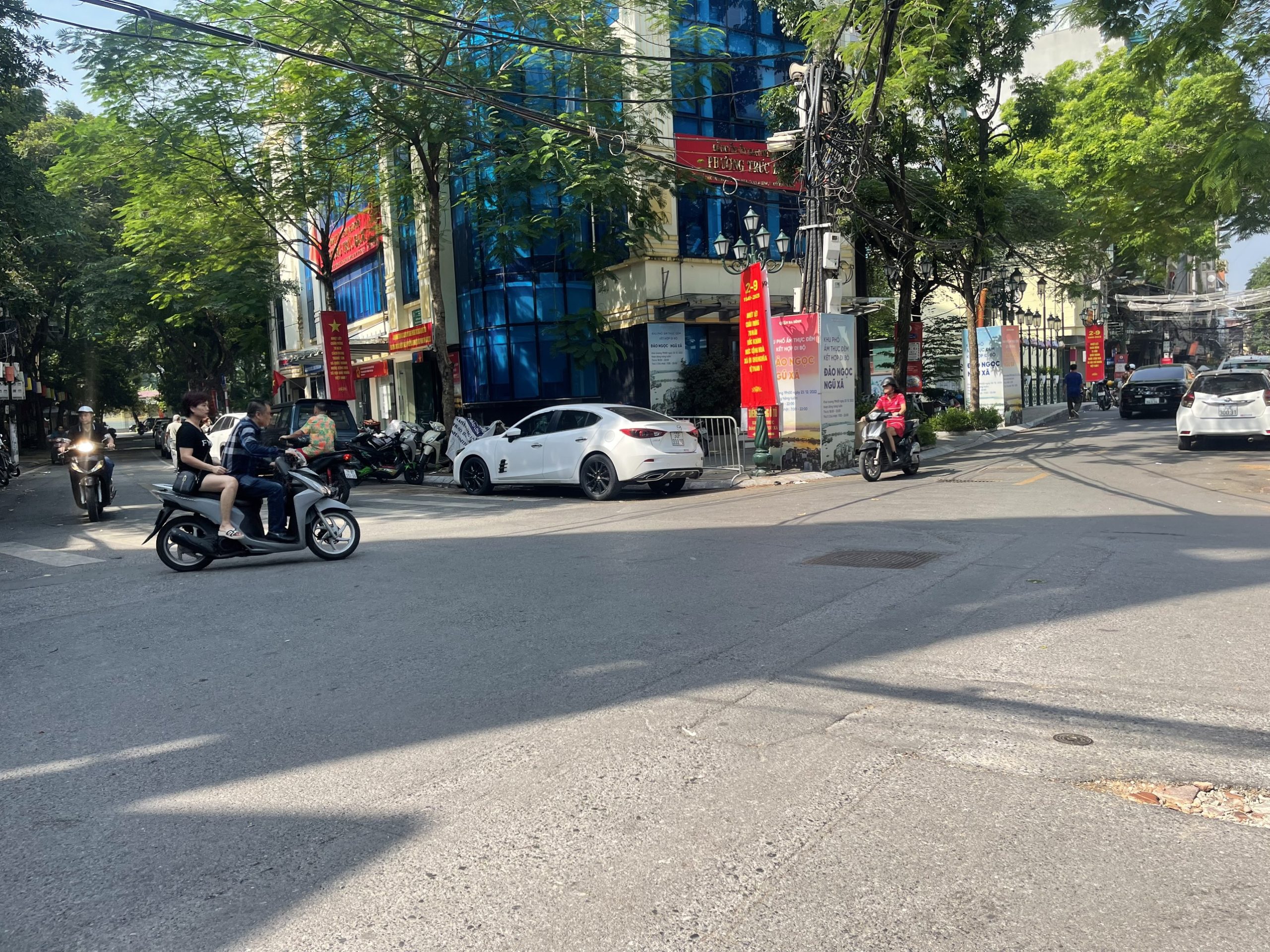 Bán đất tặng nhà 2 tầng phố Ngũ Xã Ba Đình DT85m MT4m kinh doanh chỉ có 102.