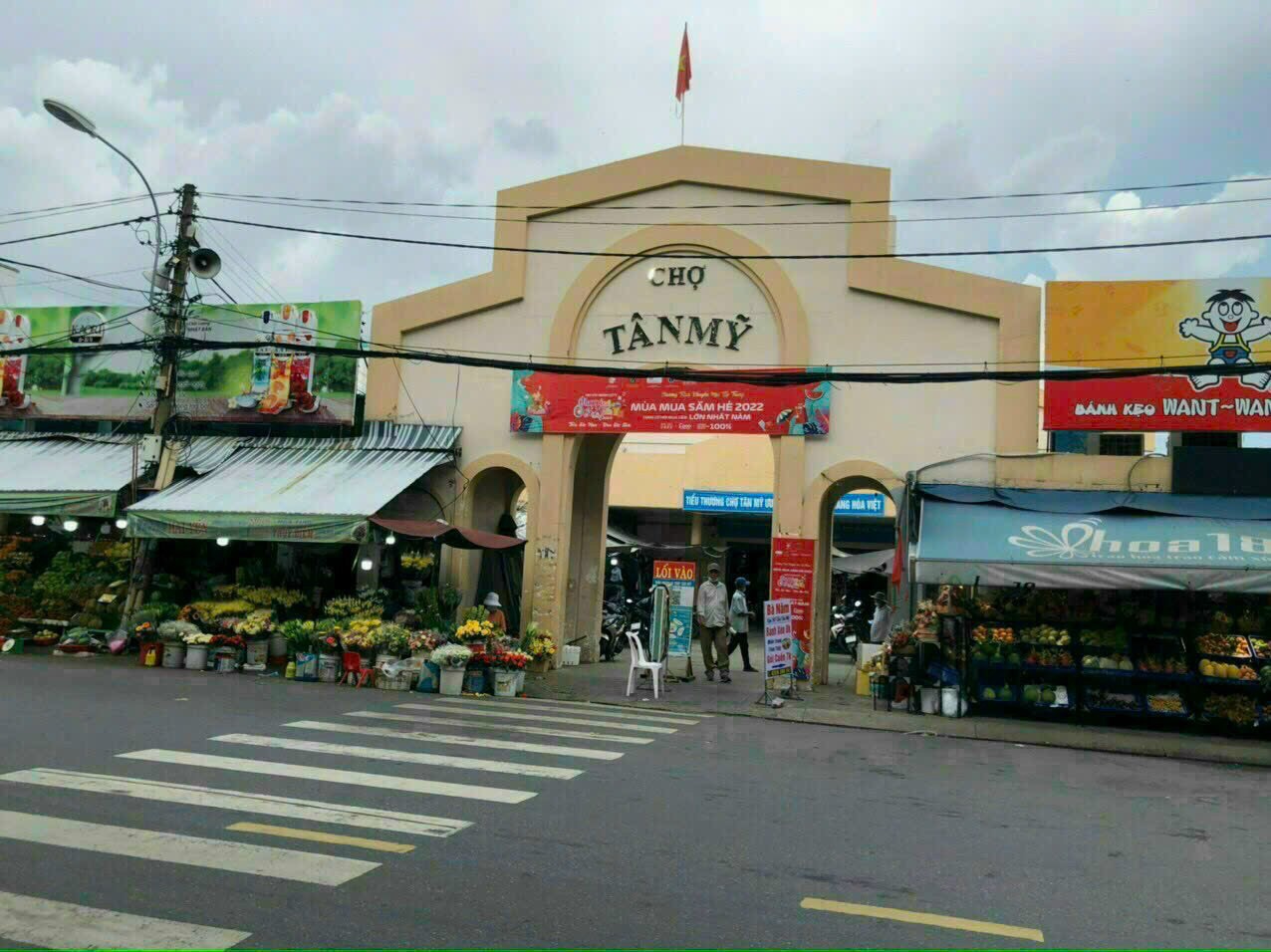 Nhà mặt tiền đường Tân Mỹ đối diện chợ Tân Mỹ.