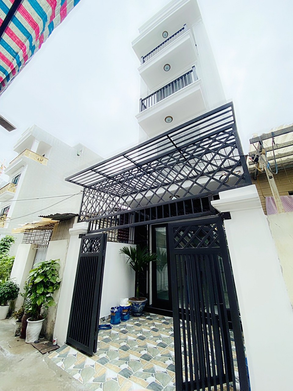 Bán nhà phố Thiên Lôi 59m 4 tầng sân cổng mới GIÁ 4.95 tỉ gần Hoàng Huy.