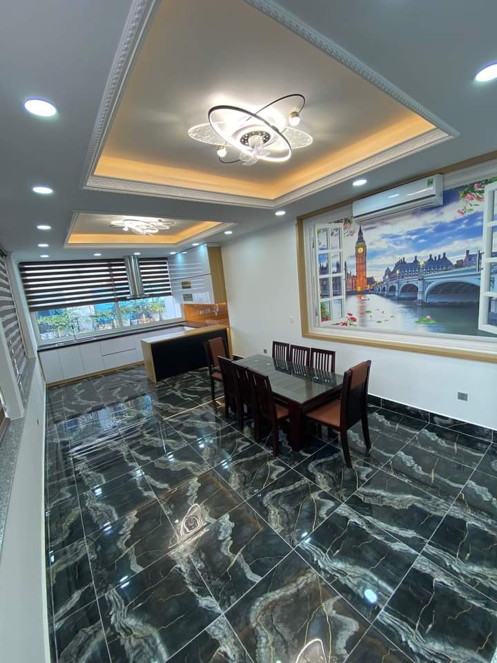 Phố Nguyễn Văn Cừ, Long Biên 90m2, 6 tầng, giá hơn 17 tỷ