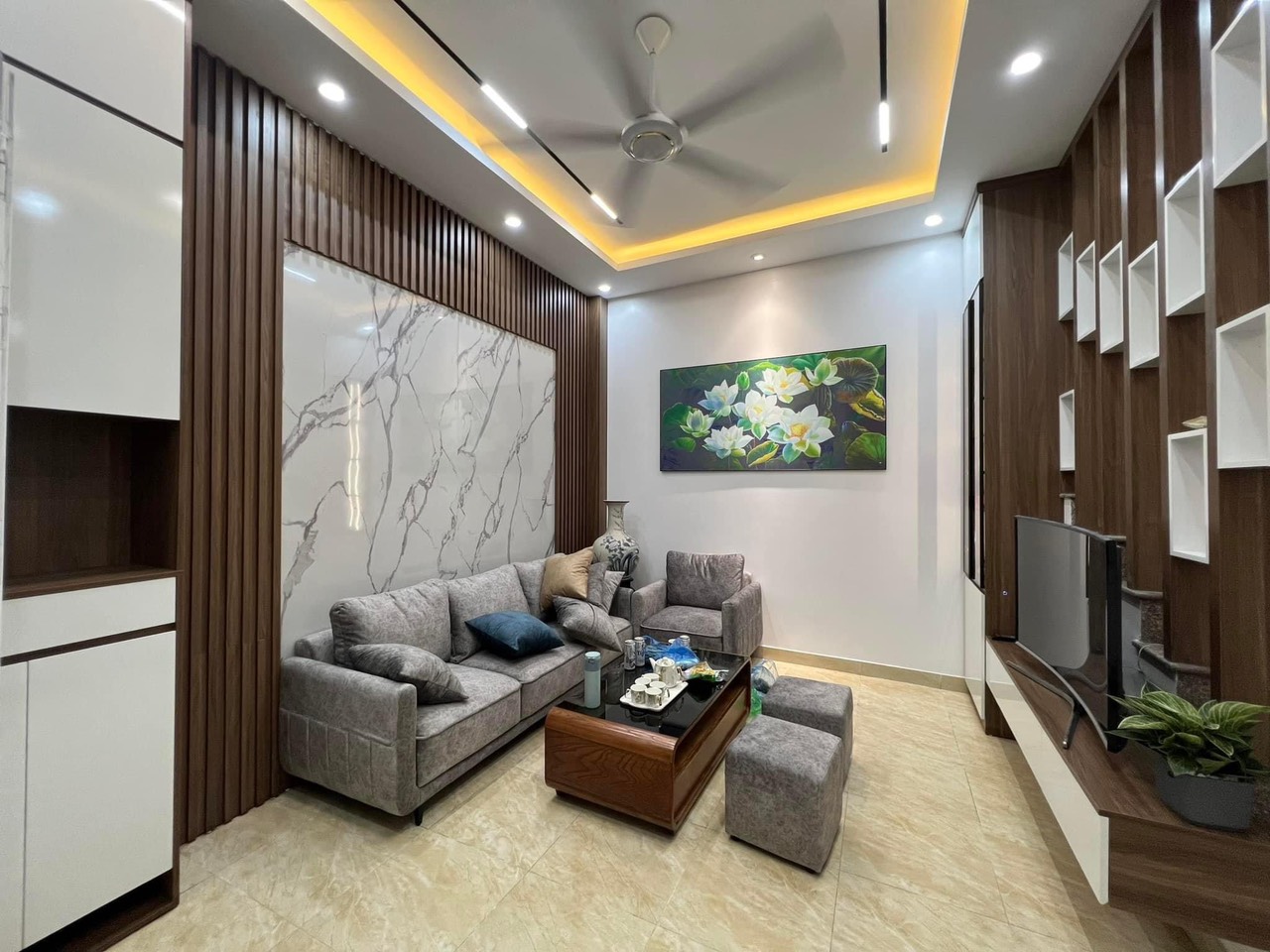 BÁN NHÀ VÕNG THỊ TÂY HỒ - NHÀ MỚI ĐẸP - FULL NỘI THẤT - GẦN PHỐ GIAO THÔNG THUẬN LỢI