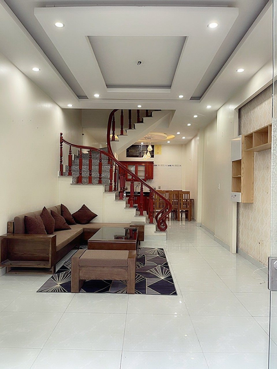 Bán nhà phố Kiều Sơn diện tích 48m 3 tầng GIÁ 2.45 tỉ ô.tô tận cửa.