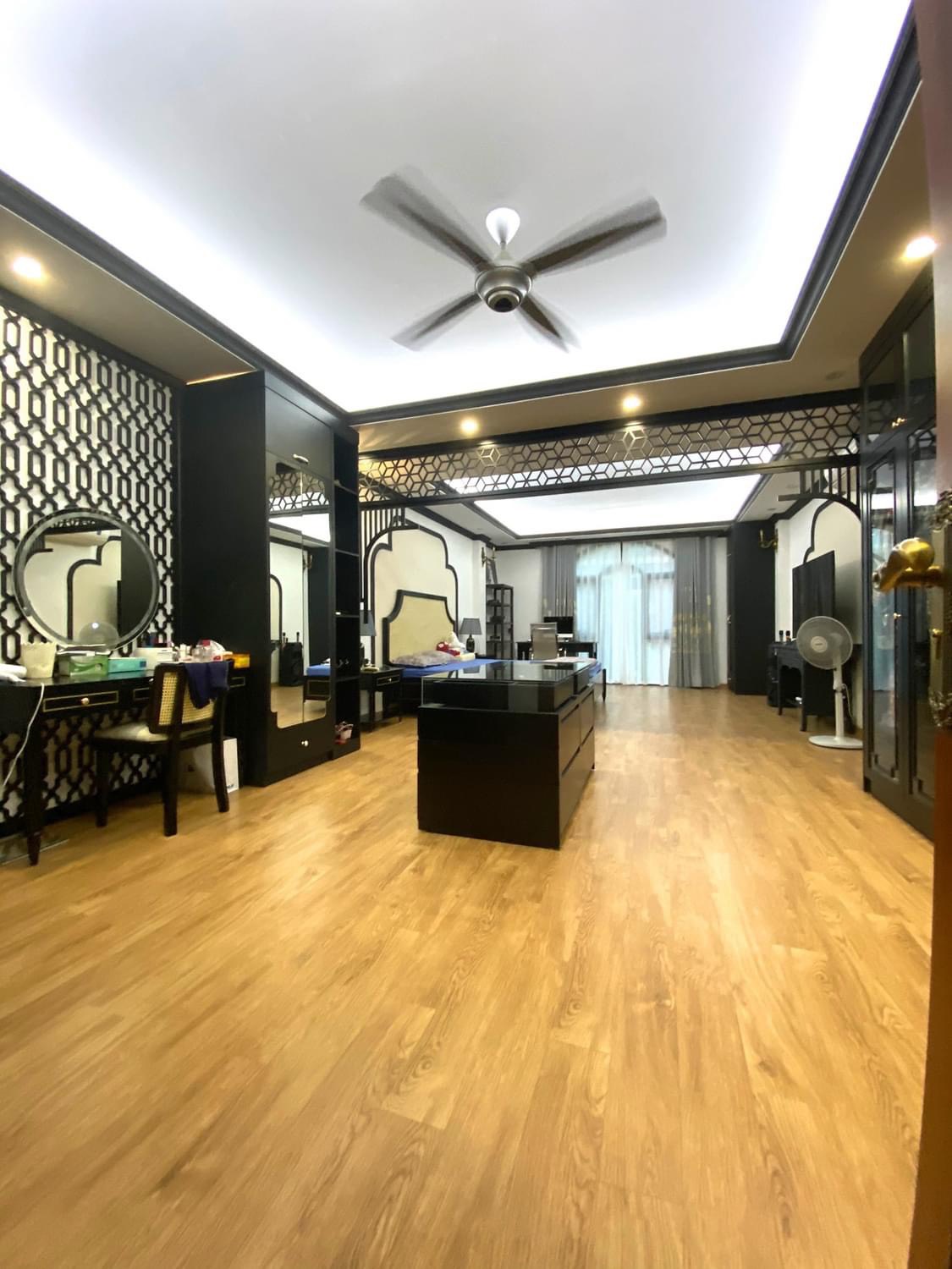 PHÂN LÔ 8T THANG MÁY - GARA 2 OTO PHỐ HOÀNG QUỐC VIỆT - DT RỘNG - 26 TỶ.