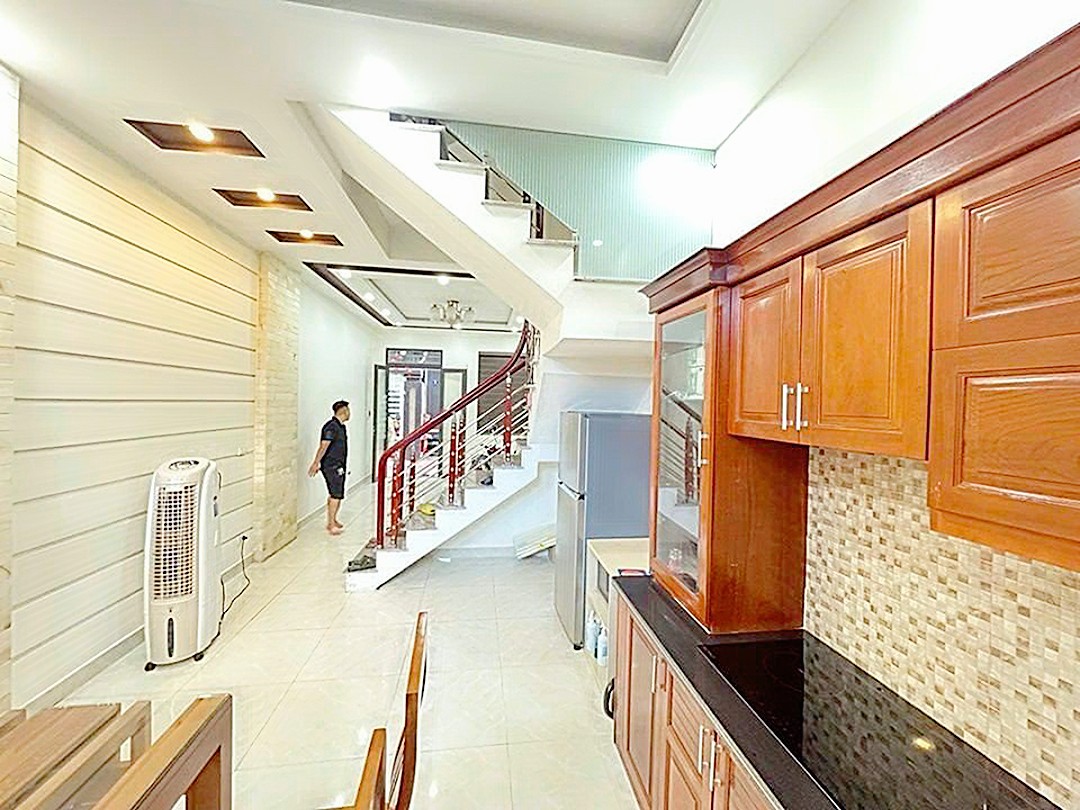 Bán nhà phố Nguyễn Văn Linh, 45m 3 tầng GIÁ 2.5 tỉ đi bộ ra AEON.