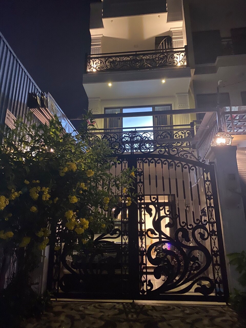 Nhà bán 3 Tầng đẹp có sân đậu xe hơi, P.Trường Thọ đối diện CC Moonlight.