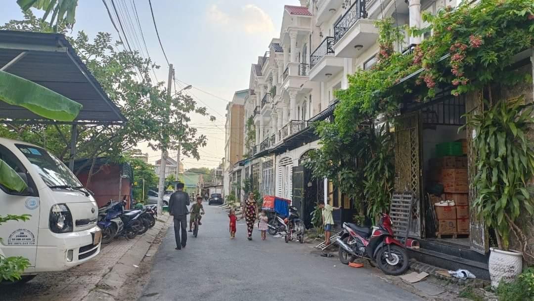 Chủ kẹt bank gấp bán nhà 3 tầng, - 66 m 4. m2 x 16.5 m2 – hẻm nhựa hai ô tô.
