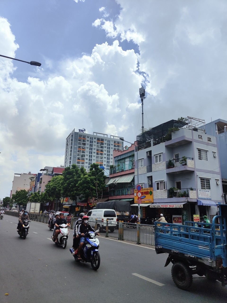 NGộp Bán Nhà Lũy Bán Bích - HXH - 4,4 x13m - 4 tầng.