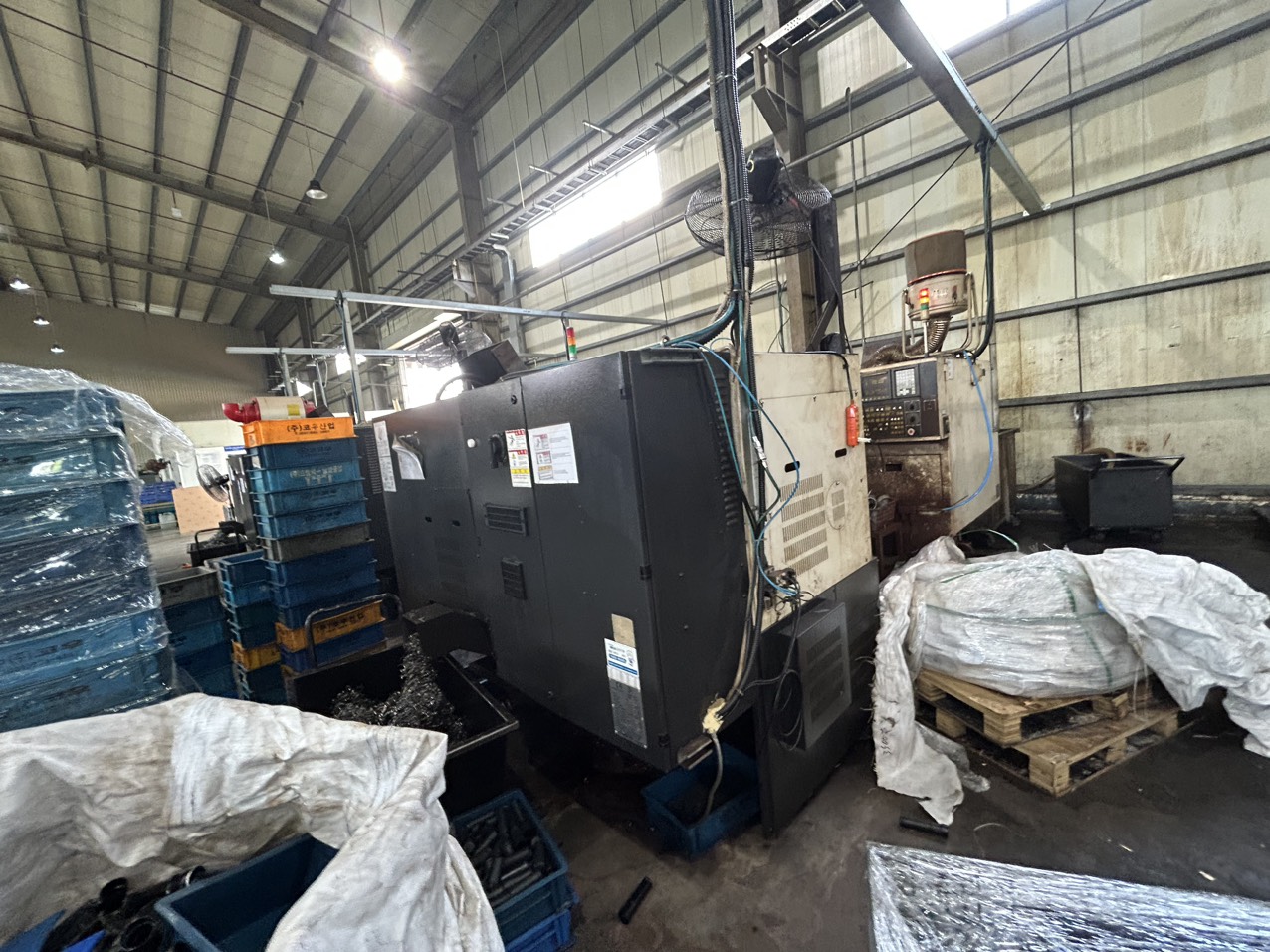 Máy CNC đang hoạt động bình thường do thây đổi dây chuyển sản xuất nên cần Bán.