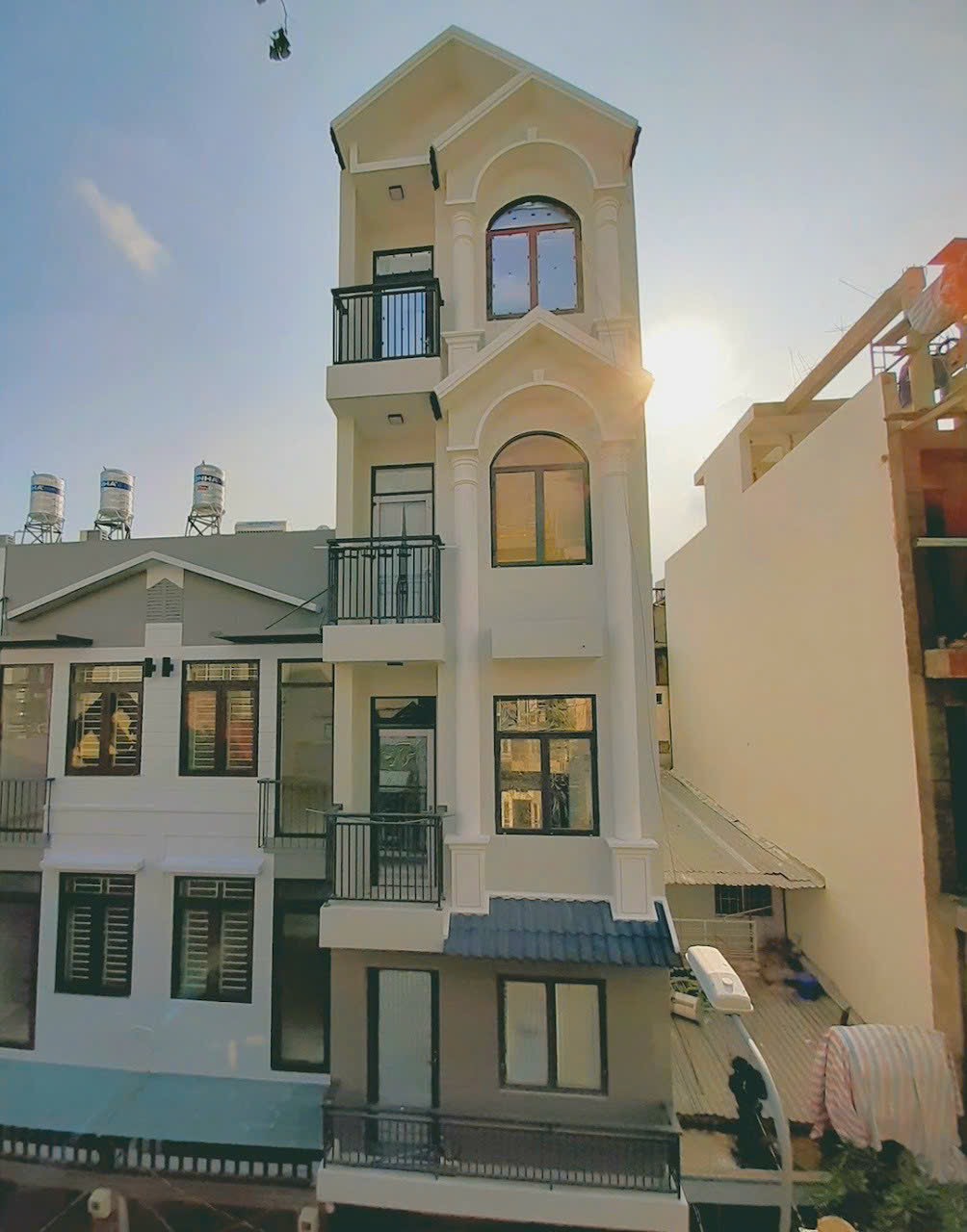 Bán gấp CHDV 5 tầng khu Kiều Đàm Q7 dòng tiền 50tr/th, ô tô đỗ cửa, chỉ 8 tỷ 5.