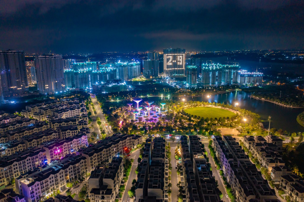 Cơ hội độc đáo có 1-0-2: Tặng ngay 1 gói “Sử dụng xe VinFast VF 8 Eco miễn phí” trong 12 tháng cho các khách.