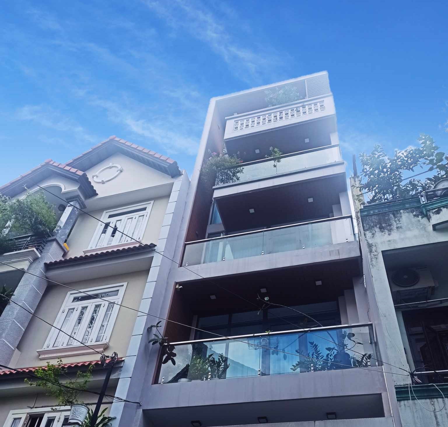 GIẢM HƠN 1 TỶ- TÒA NHÀ 6 TẦNG BTCT- THANG MÁY - THANG BỘ - NGAY SÂN BAY - 16 TỶ NHỈNH