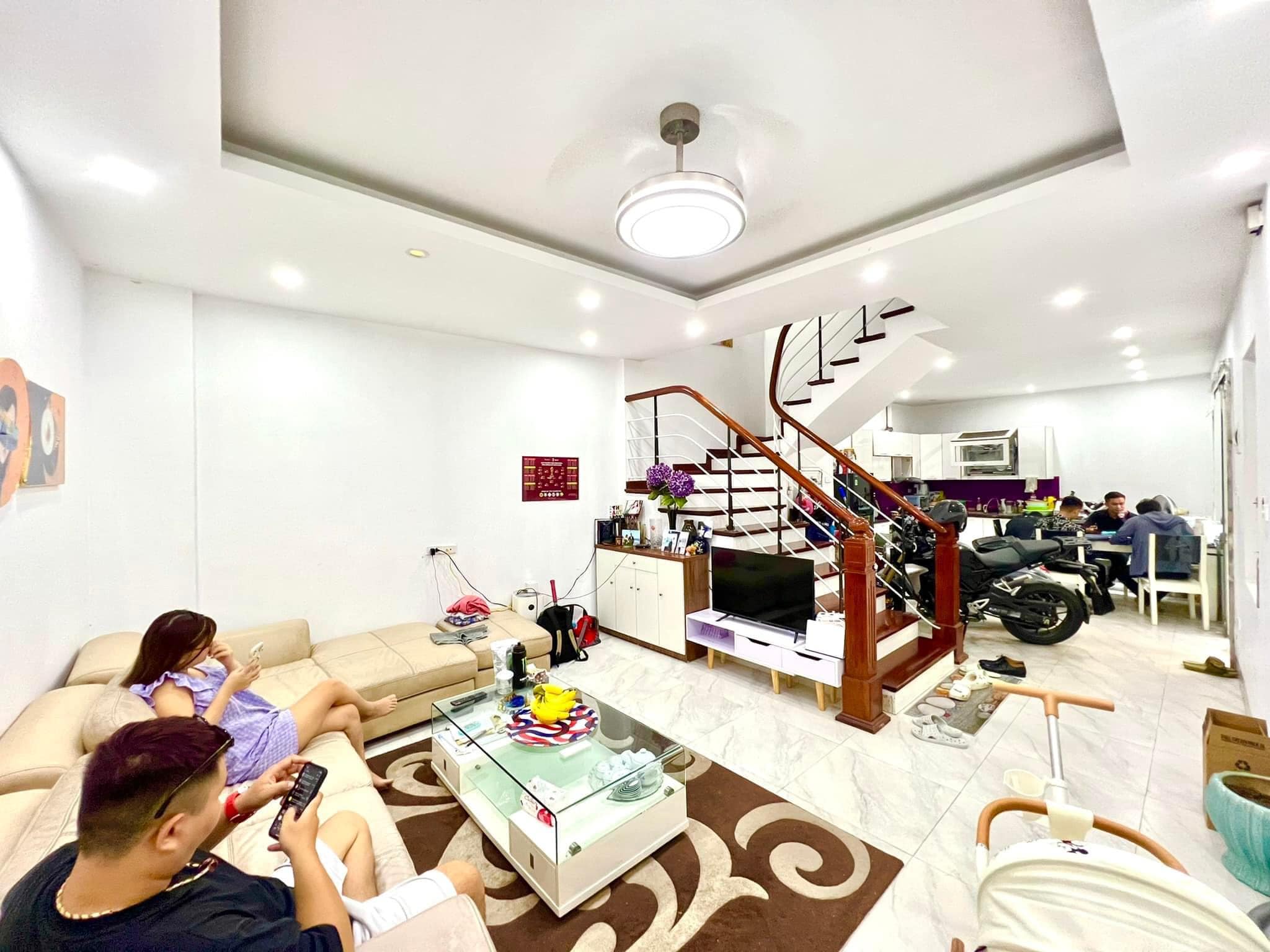 Ngõ 603 Lạc Long Quân. Ngõ thông - Oto 5 tạ qua - 20m ra phố. DT 42m x 4 Tầng x Giá 6.1 tỷ.