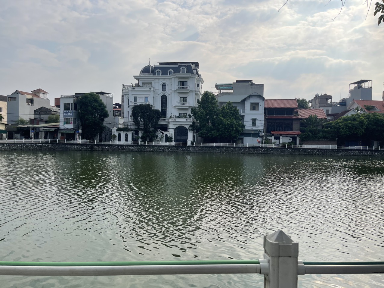 THỬA ĐẤT HIẾM – MẶT HỒ BỒ ĐỀ - THÔNG SỐ ĐẸP – THOÁNG SÁNG QUANH NĂM - Ở SANG SỐNG SƯỚNG.