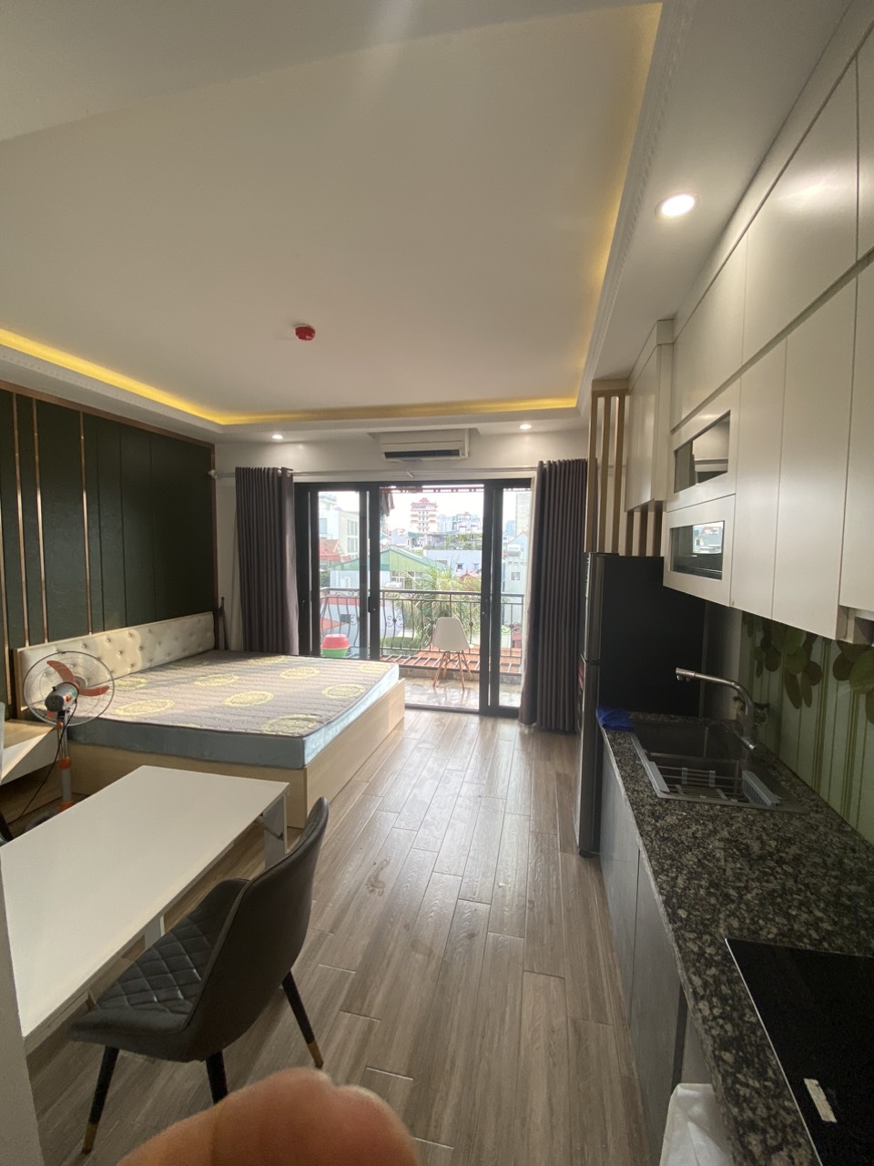 Cho thuê Căn hộ dịch vụ tại Ngõ 193 Phố Trích Sài, Tây Hồ. Ban công thoáng rộng. Chỉ 7.5tr.