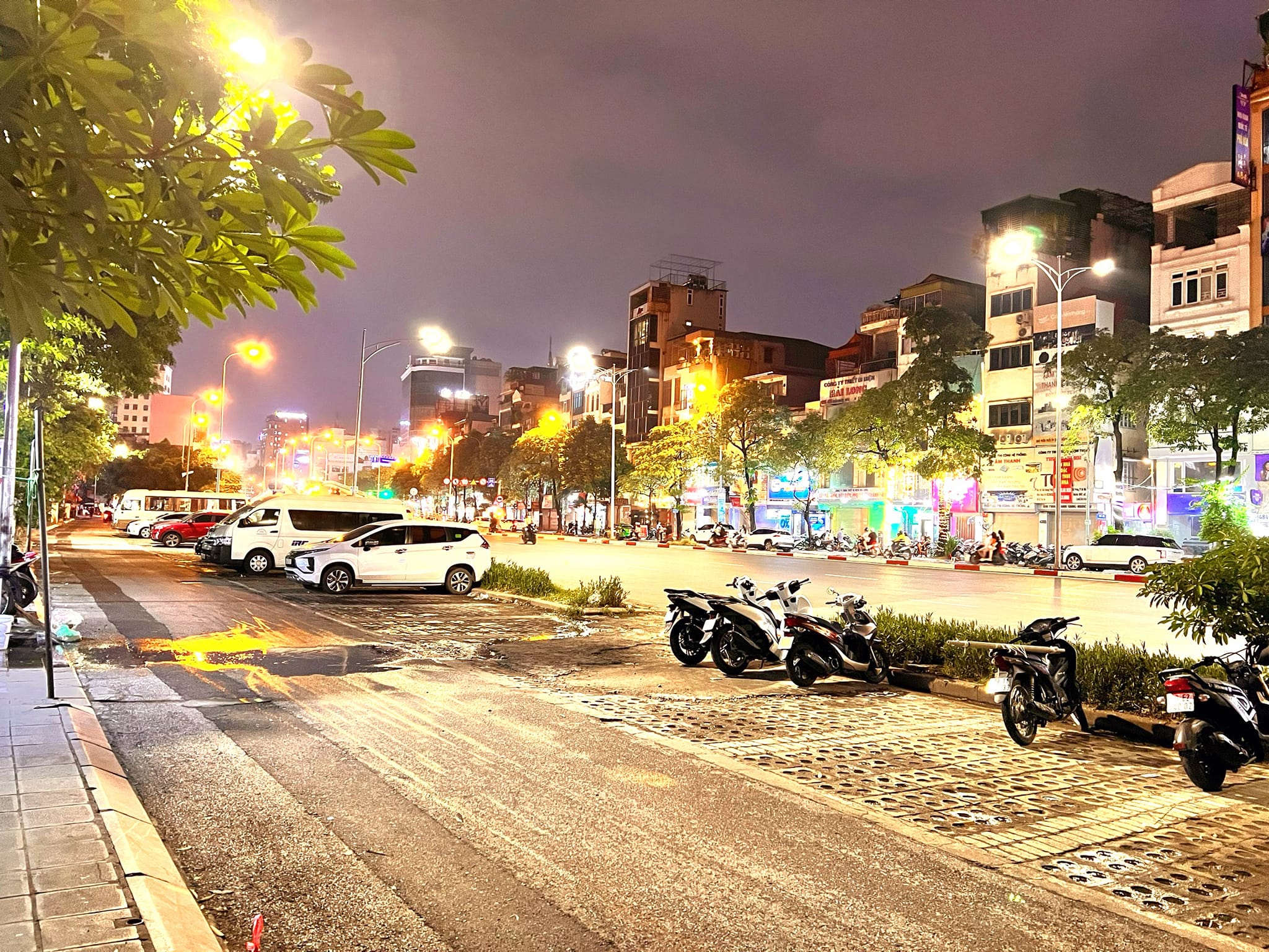 BÁN NHÀ MẶT PHỐ TRẦN KHÁT TRÂN 30M2 1 TẦNG - MT 4.3M - KINH DOANH SẦM UẤT – GIÁ 12.5 TỶ.