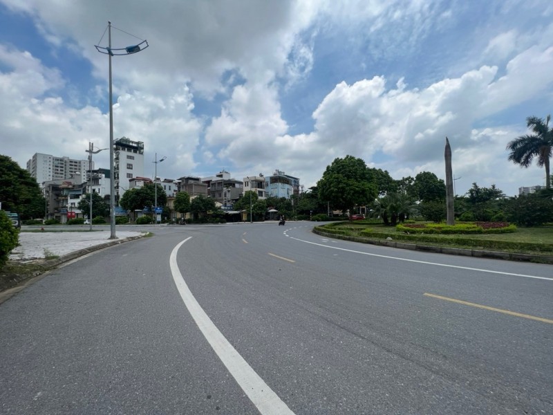 BÁN ĐẤT TẶNG NHÀ PHỐ LÝ SƠN - NGÕ THÔNG Ô TÔ TRÁNH DỪNG ĐỖ NGÀY ĐÊM - Ô TÔ 7 CHỖ VÀO NHÀ - TIỆN ÍCH NGẬP TRÀN - AN SINH.