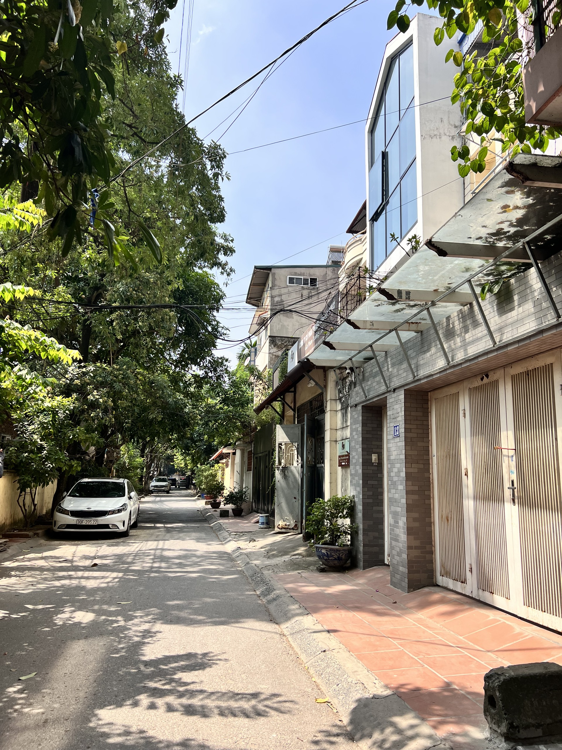 Bán nhà tặng đất xây văn phòng ngõ 12 Khuất Duy Tiến 120m2, mt 6.3m giá 18 tỷ.