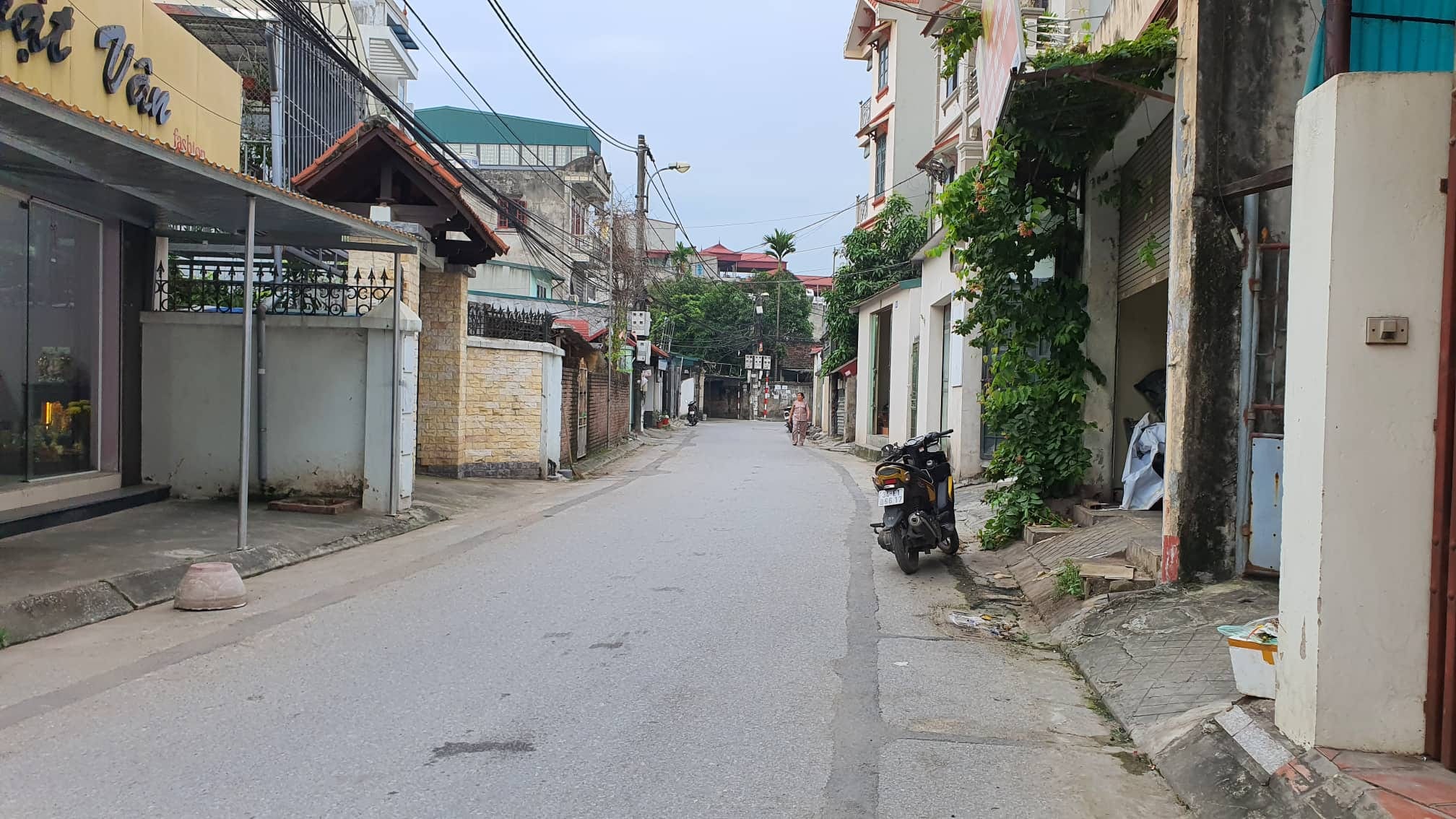 Bán đất Thạch Bàn, ô tô, diện tích 35m2, MT 5m, chỉ nhĩnh 2 tỷ.