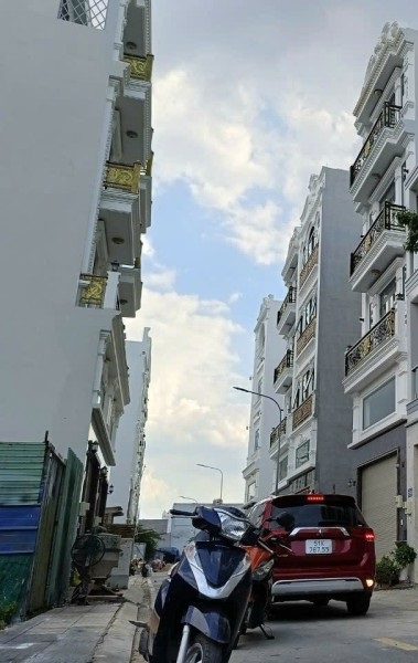 Cần tiền bán gấp nhà full nội thất, hẻm xe hơi, giá nhỉnh 4tỷ có nhà mới 4 tầng, 4PN.