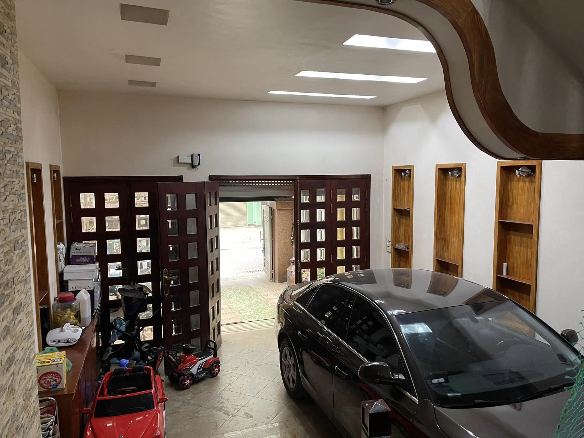 BIỆT THỰ MẶT PHỐ Vị TRÍ ĐẮC ĐỊA 90 M2 - 21TỶ GARA TẦNG 1 Ô TÔ VÀO NHÀ THIẾT KẾ HIỆN ĐẠI NỘI THẤT GỖ CAO CẤP.