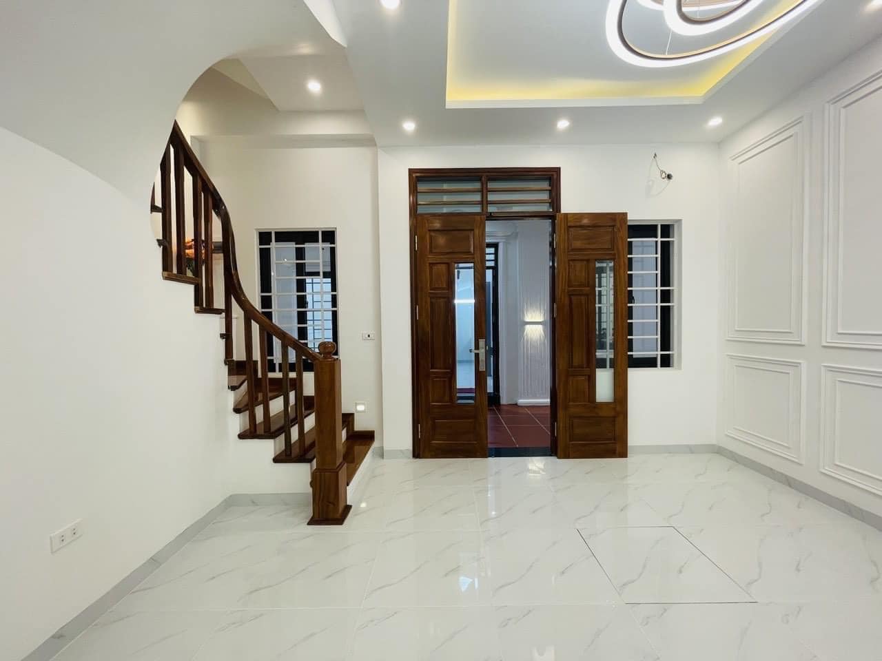 SERIES 5 CĂN NHÀ MỚI ĐẸP LUNG LINH VỊ TRÍ ĐẸP THA HỒ CHỌN LỰA, GẦN Ô TÔ NỘI THẤT CƠ BẢN.