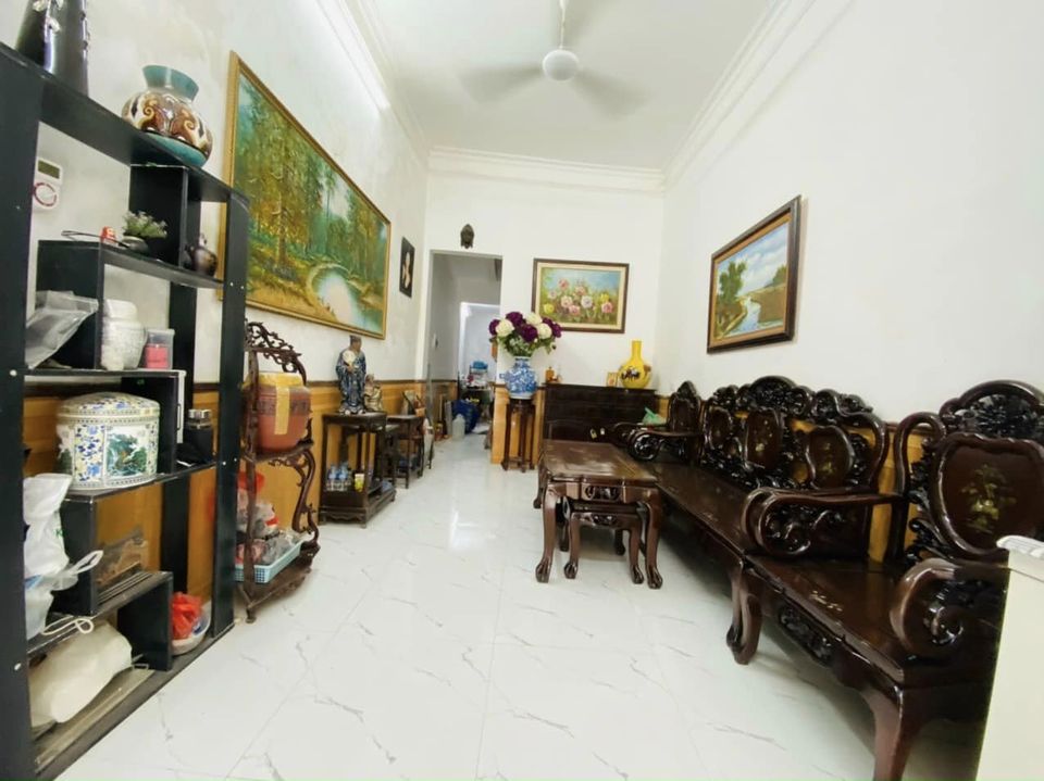 Bán nhà phố Đê La Thành, Đống Đa, gần phố, ở ngay 4 tầng 38m2 giá 4.3 tỷ.