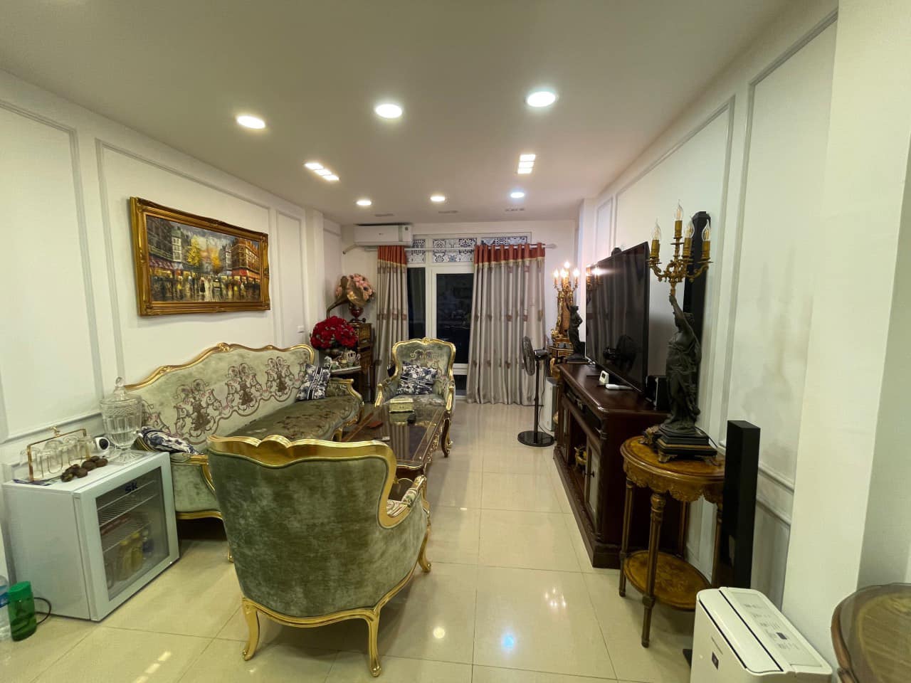 Bán nhà mặt phố Nguyễn Thái Học, Hoàn Kiếm tiện kinh doanh 6 tầng 40m2 giá 31.8 tỷ.