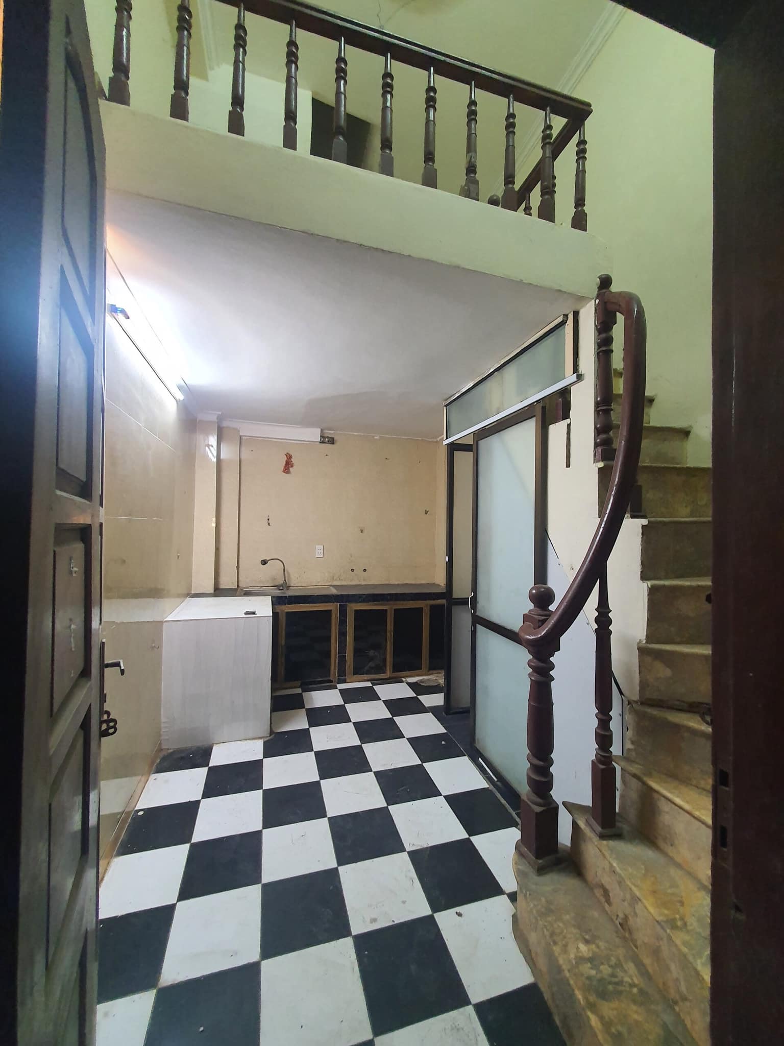 Bán nhà ngõ Thông Phong, Tôn Đức Thắng, ở ngay 5 tầng 12m2 giá 1.75 tỷ.