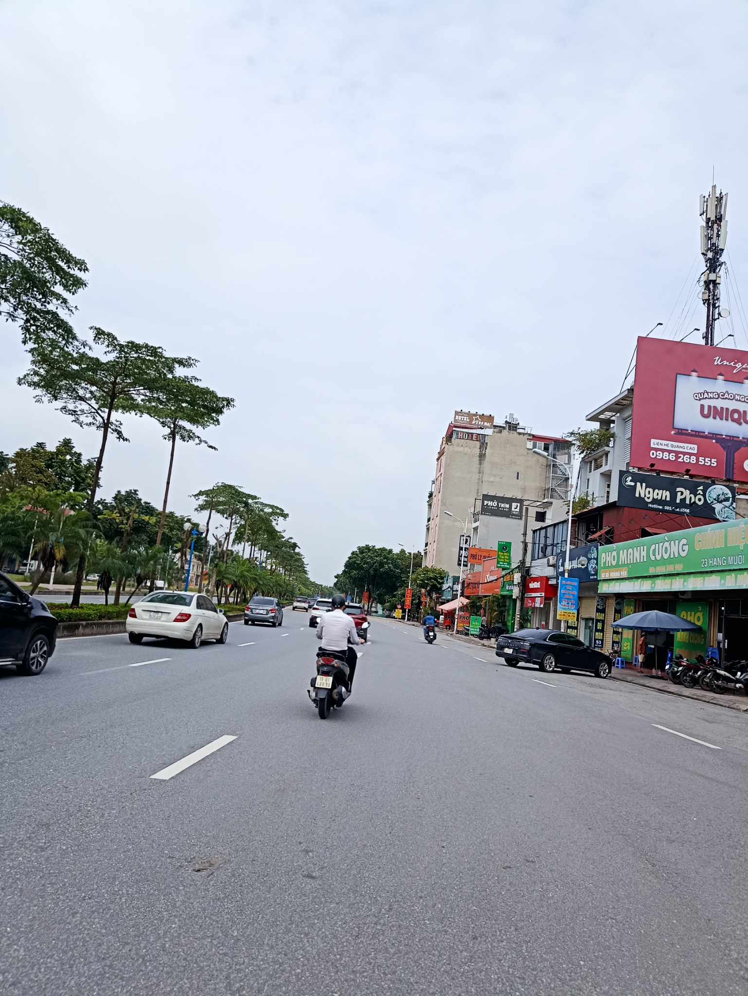 Cần bán gấp nhà mặt phố Cổ Linh, Quận Long Biên 100m2, C4, 6.68m MT, KD, Vỉa hè, Giá 26.5 tỷ.