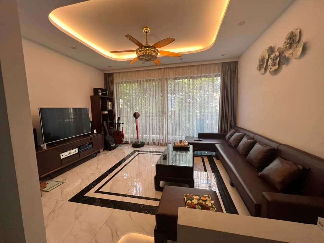 Phố Trần Quốc Hoàn (Cầu Giấy), Kinh doanh, Ô tô tránh, 70m2, Mặt tiền 5m, giá 17.6 tỷ