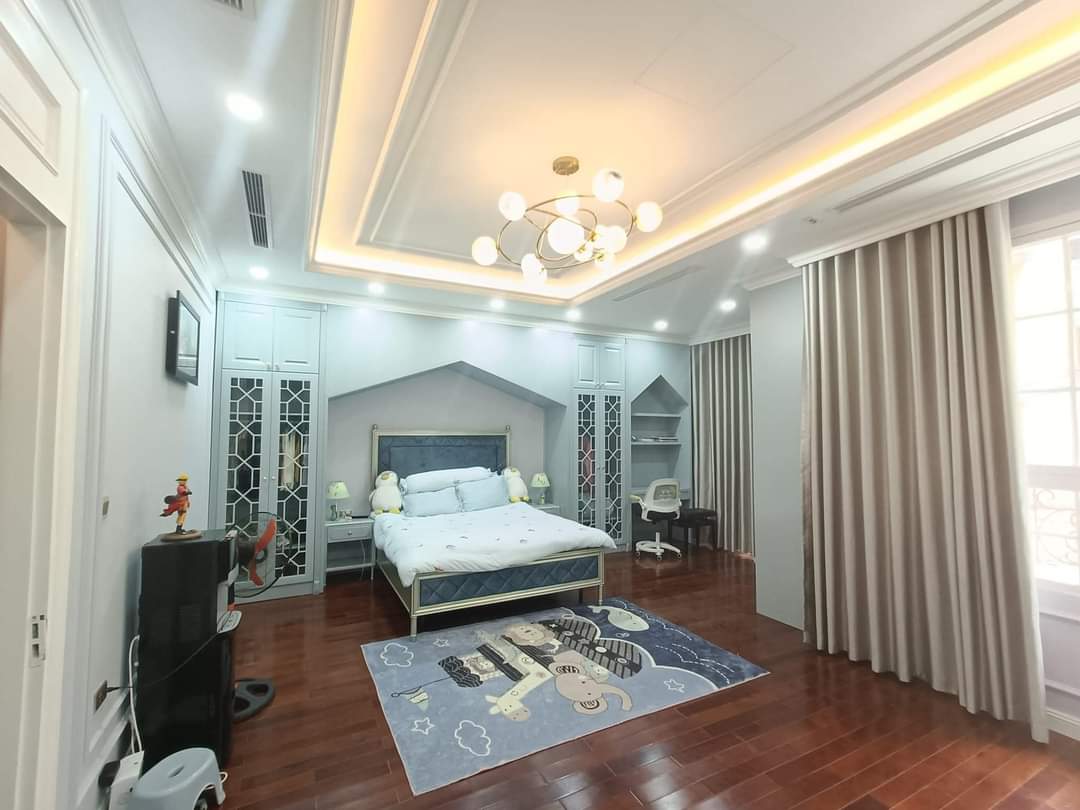 Mặt phố Hoa Bằng (Cầu Giấy), Kinh doanh, Ô tô tránh, 65m2, Mặt tiền 4.5m, giá 15 tỷ