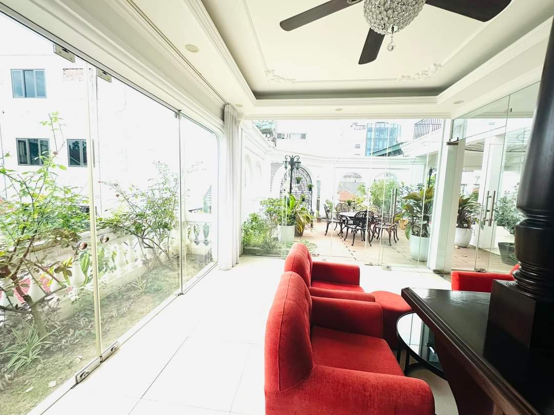 Nhà phố Nghi Tàm, Tây Hồ, Kinh doanh, Ô tô, 189m2, MT 9m, sổ vuông, giá thương lượng