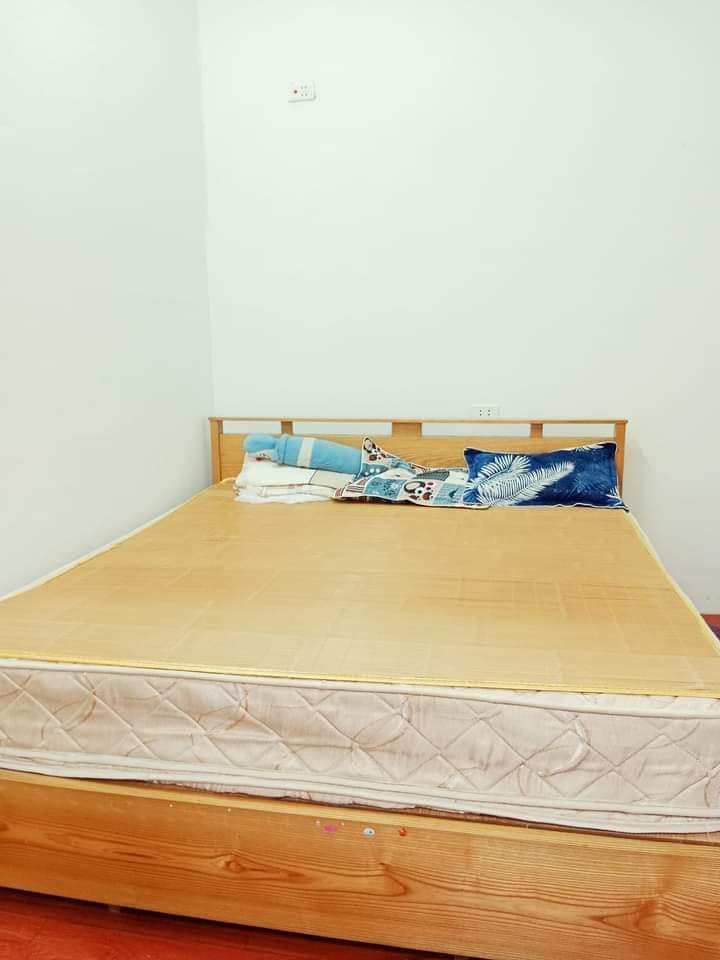 Cần bán nhà vị trí vô cùng đẹp đường Chiến Thắng, Là Khê, Hà Đông Diênk tích: 67m² Nhà xây: 3 tầng Mặt tiền: 4.2m Giá chào bán: 5.7 tỷ