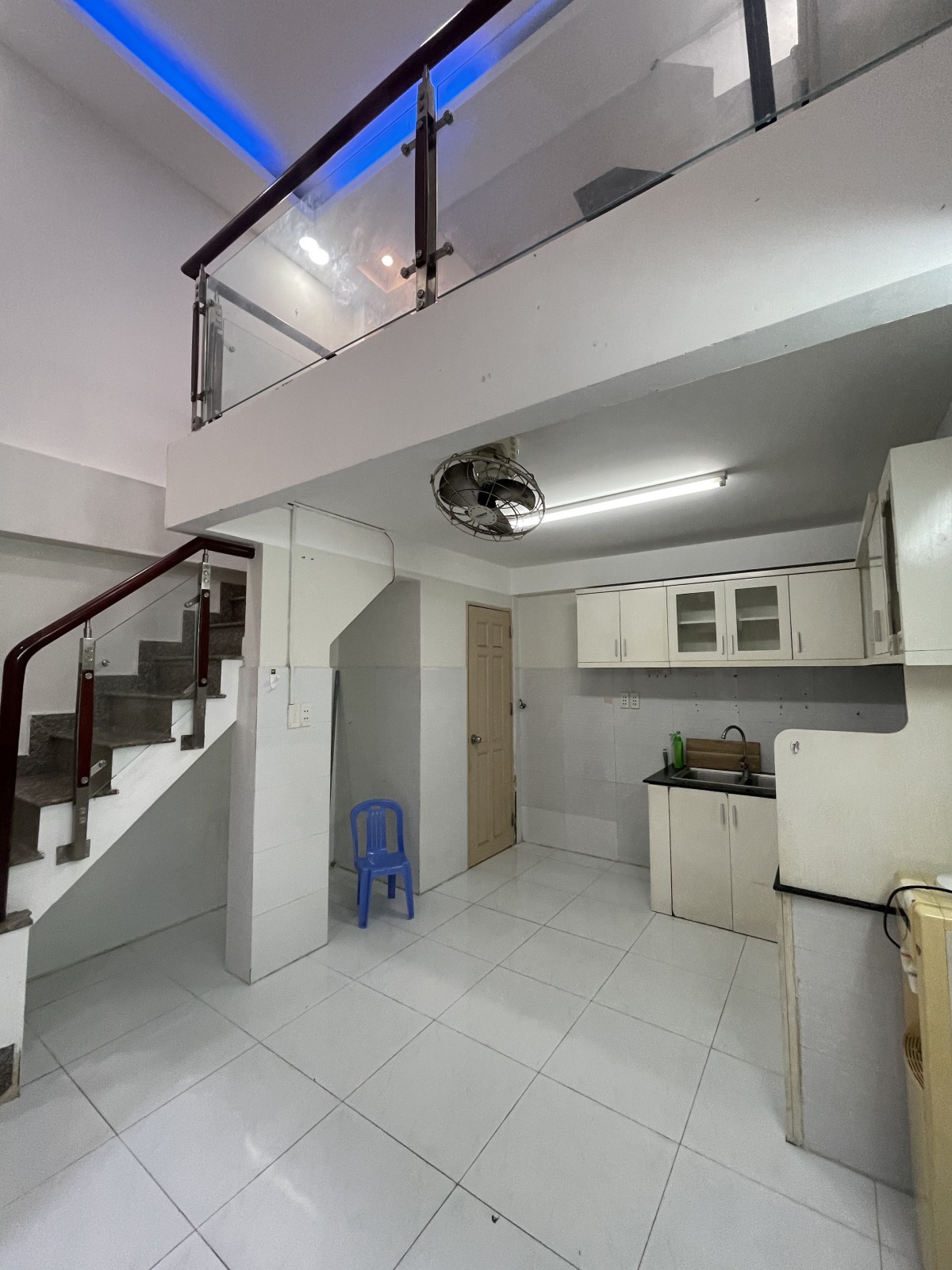 Chỉ 3,6 tỷ, nhà 5 tầng HXH Đường Nguyễn Hồng Đào, P14, TB..