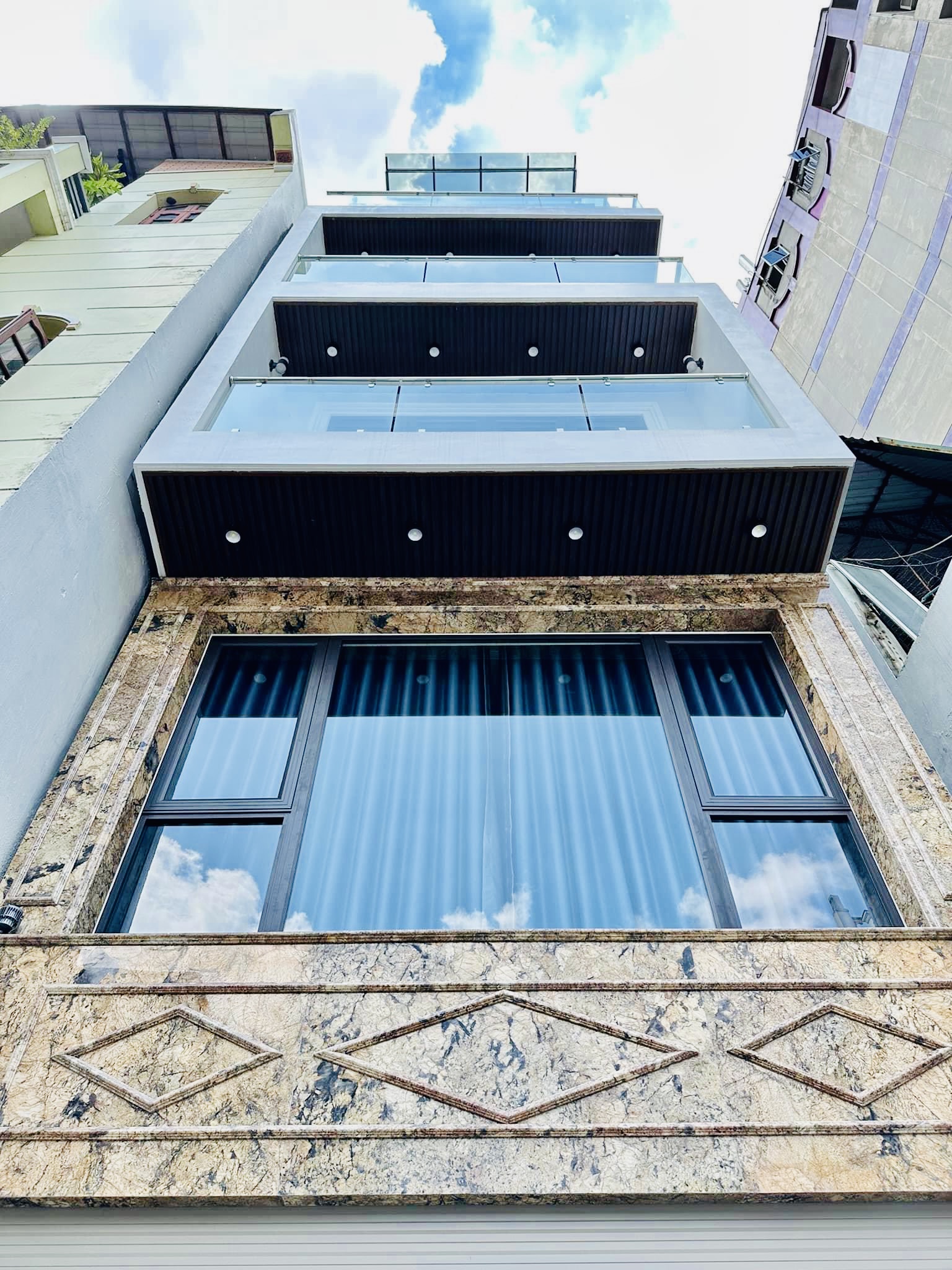 Siêu Phẩm! Bán nhà 7tầng Nguyễn Văn cừ,Ngõ thông Otô Tránh. DT 88m2. MT5,7m.