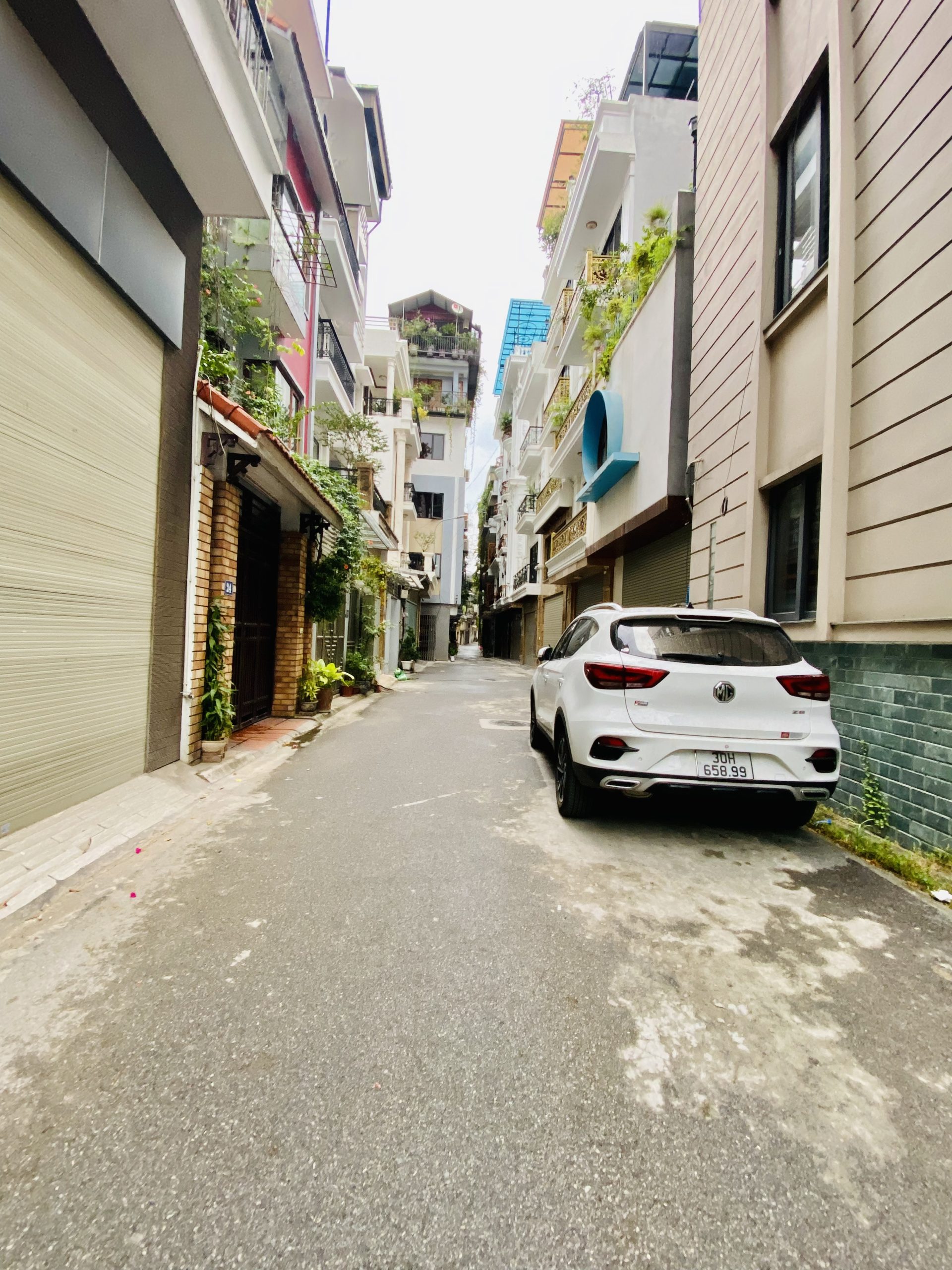 Bán nhà 5 tầng Nguyễn Văn Cừ, Phân Lô,Ngõ Oto tránh, Gần phố. DT 70m2. MT 4.1m.