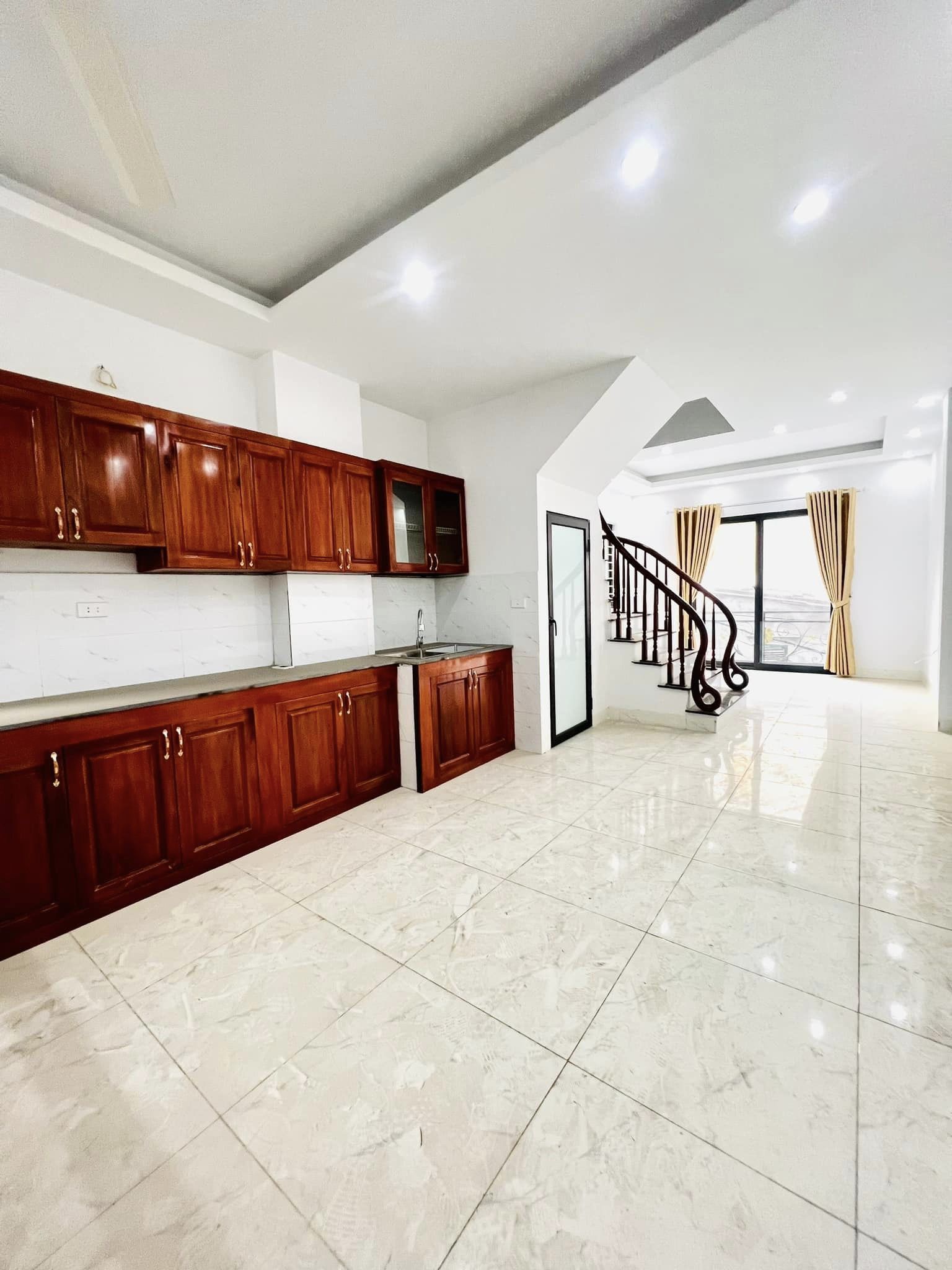 Bán nhà phố Cầu Giấy, mới, ô tô đỗ cửa, ngõ thông, dt 35m, 4.5 tỷ